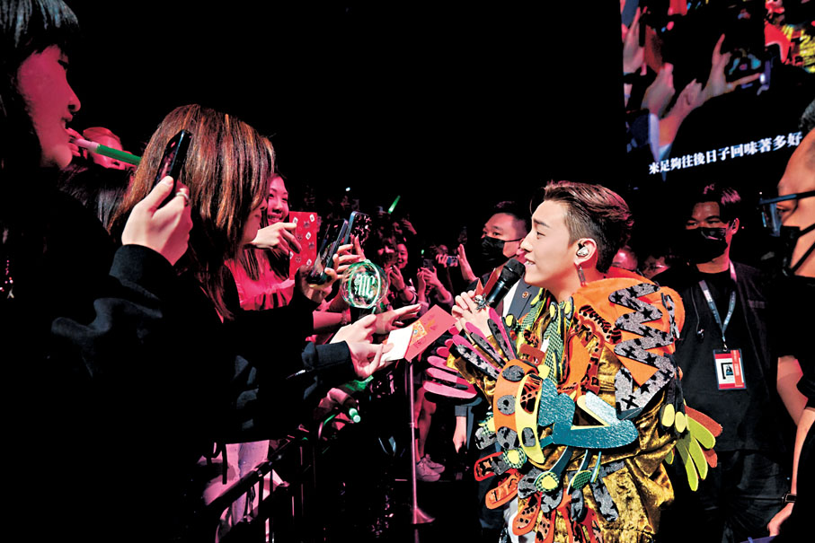 ●MC邊唱邊走到台下與觀眾零距離接觸。