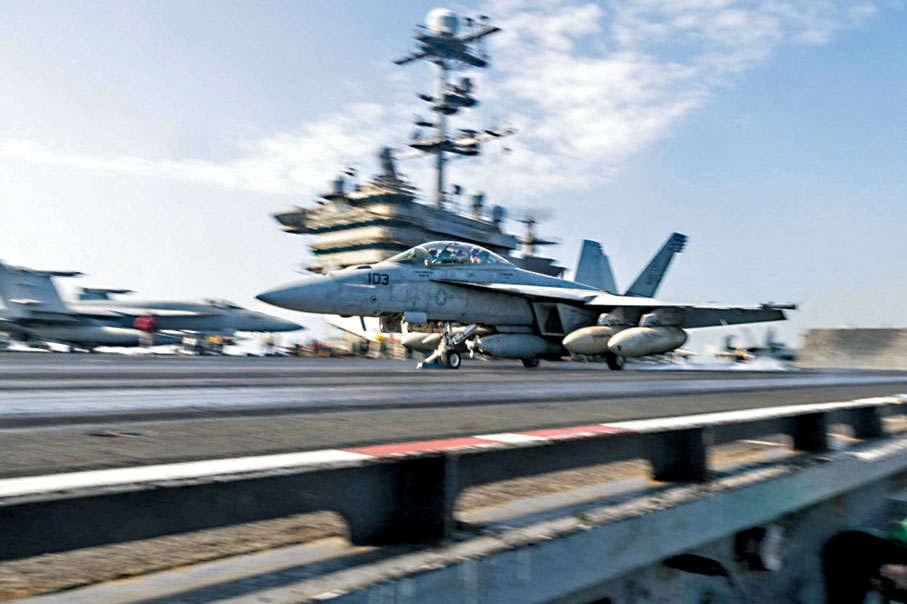 ●美國非洲司令部部隊發布照片，在杜魯門號上進行例行作業。 路透社