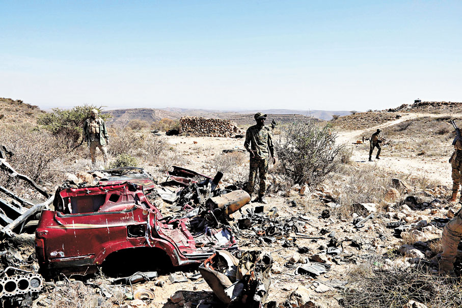 ●索馬里戈利斯山區受美軍空襲，有邦特蘭安全部隊成員在一輛汽車殘骸附近站崗。 路透社