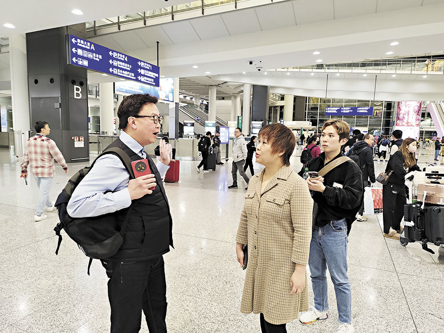 ●事發當日美麗華旅遊總經理李振庭(左)和旅監局機構事務總監吳文瑾(右二) 到機場迎接返港團友。 資料圖片
