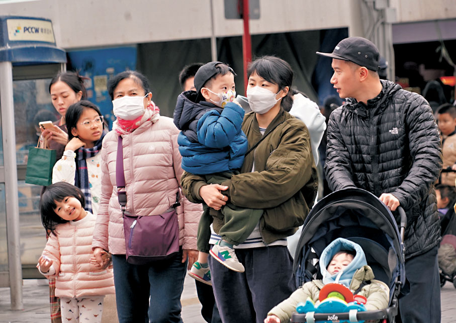 ●天文台預測,今早天氣寒冷,市區最低氣溫約12度。 香港文匯報記者曾興偉 攝