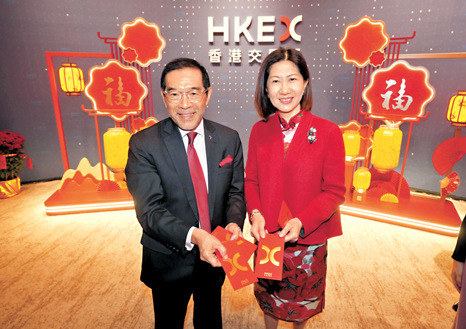 ●唐家成(左)與陳翊庭首次分別以港交所主席及行政總裁身份主持港股新春開市儀式。香港文匯報記者郭木又 攝