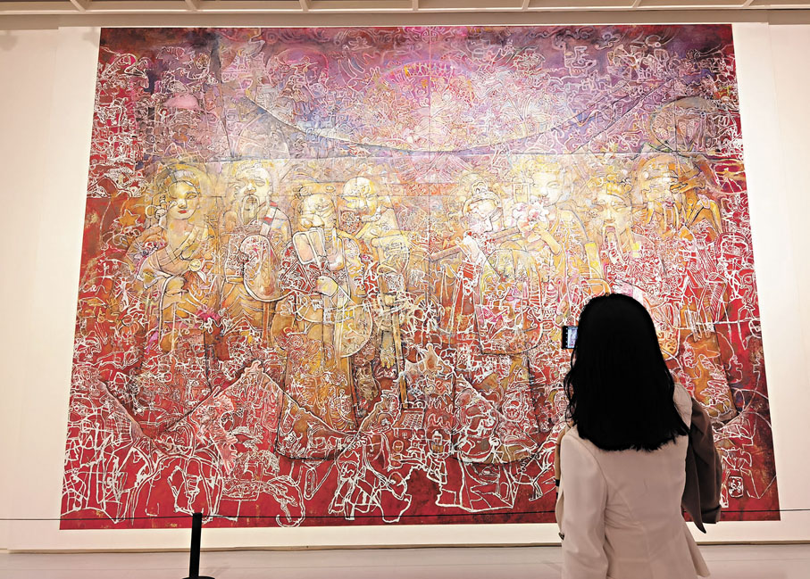 ●觀眾在展廳內欣賞《八仙過海》。