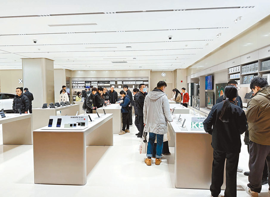 ●中國顧客在店內選購安卓手機。 資料圖片