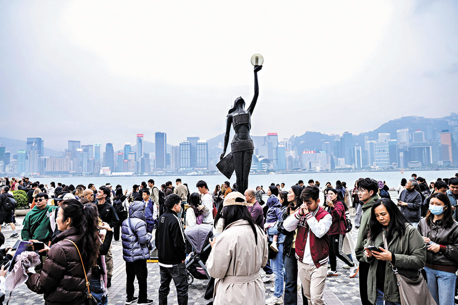 ●今年首月訪港旅客及內地入境旅客分別按年升24%及25%,創下疫情後單月最高訪港旅客和內地入境旅客人次紀錄。圖為上月尖沙咀星光大道擠滿遊客。 資料圖片