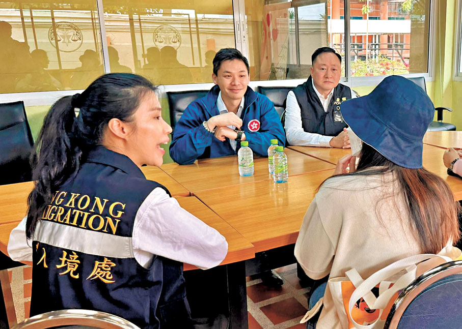 ●獲救31歲女港人昨晚返港,圖為專責小組成員昨晨在泰國與女事主見面。 保安局Fb圖片
