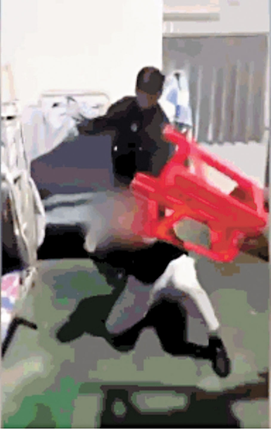 ●受害人在園區裏被殘忍毆打。 視頻截圖