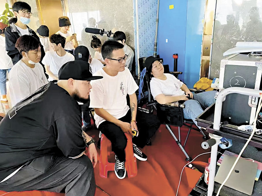 ●諶秀峰（前中）在微短劇拍攝現場。 香港文匯報上海傳真