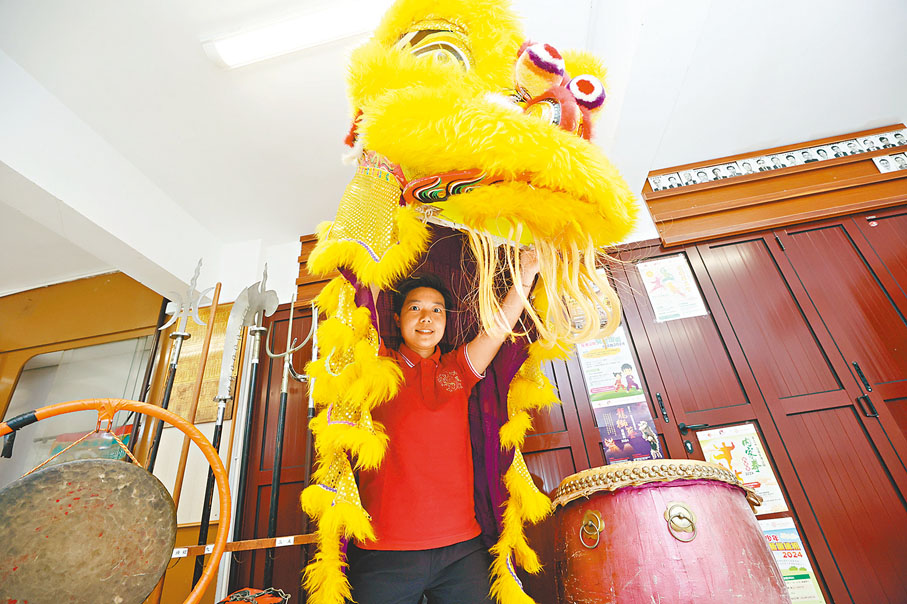 ●李思敏指有華人的地方就有龍獅。龍獅在形態與表演形式上各不相同。 香港文匯報記者郭木又 攝