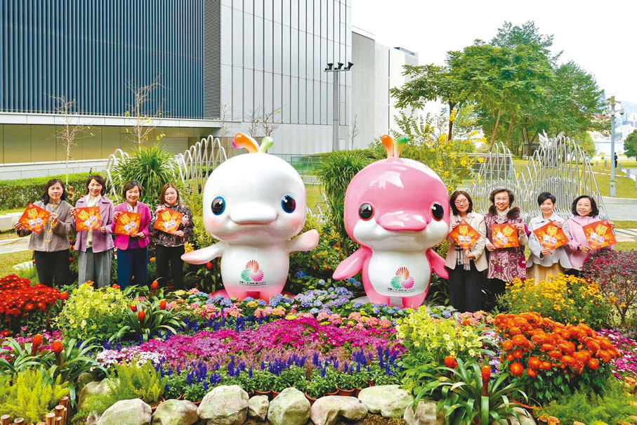 ●特區政府局長級「八朵金花」趁初七「人日」來到添馬公園,與2025全運會吉祥物「喜洋洋」和「樂融融」打卡拍照。 蔡若蓮Fb圖片