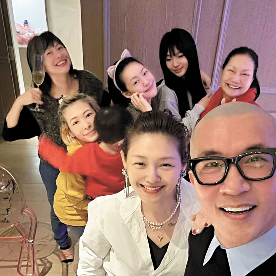 ●大S生前與具俊曄同親友一道喜迎新年。