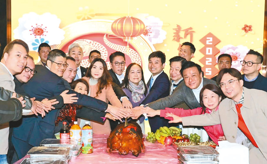 ●長實楊桂玲(中)表示，啟德Victoria Blossom最大機會率先推售。