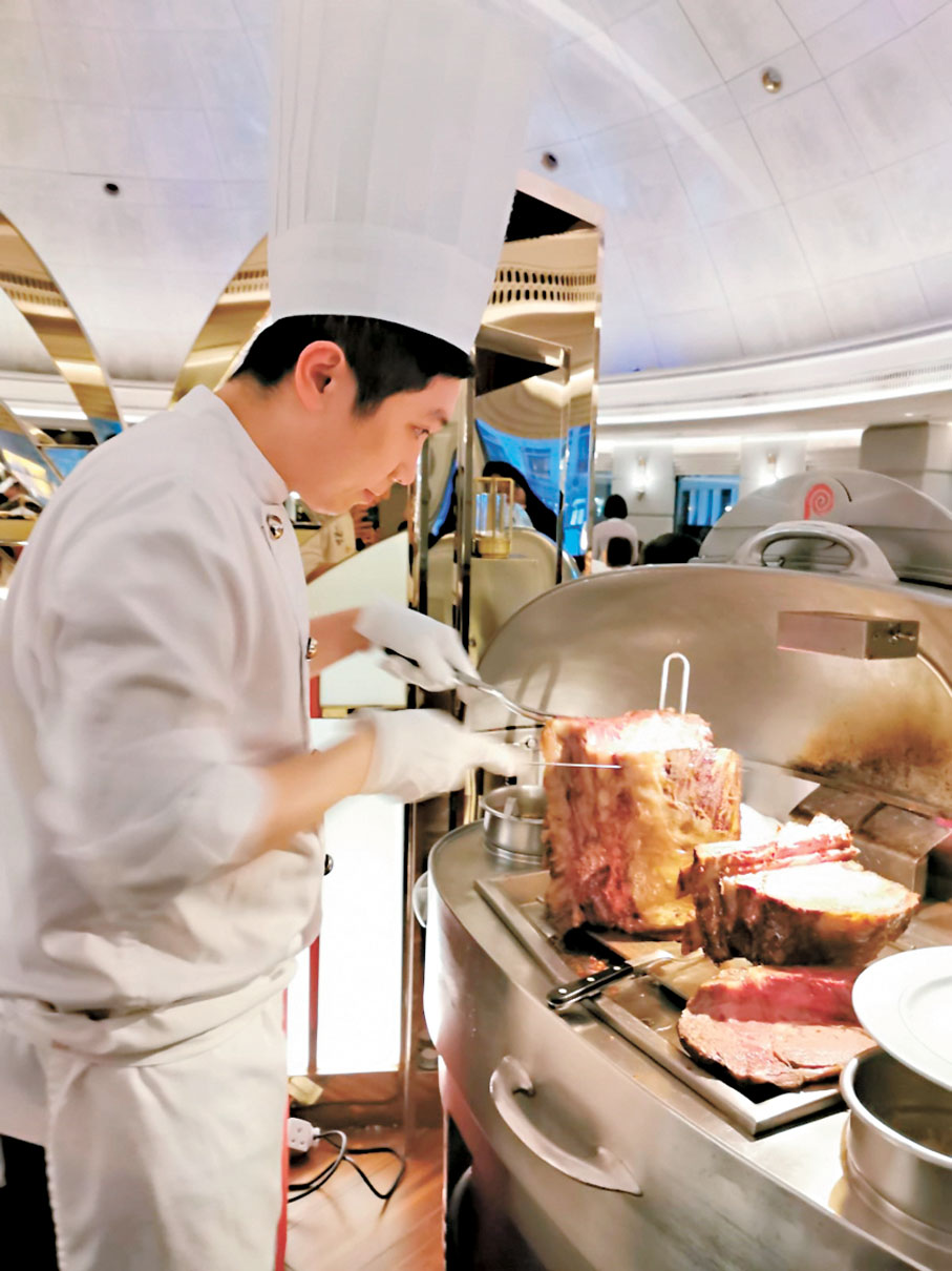 ●特級燒牛肉，廚師會推着餐車到食客前，依照客人不同需求提供五種分切。