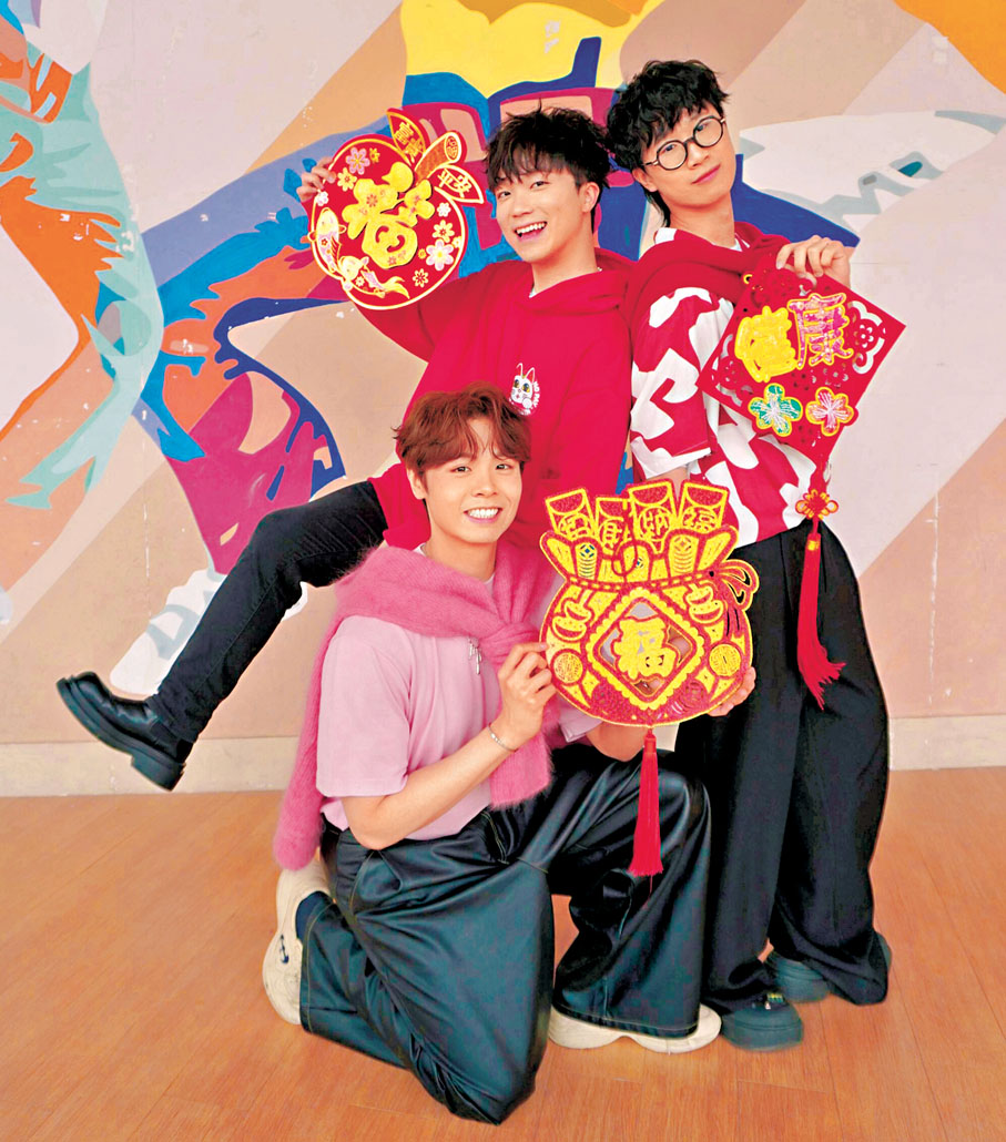 ●冼靖峰(前)、何晉樂與林智樂(右)祝大家新年快樂!身體健康!