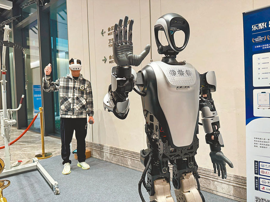 ●人形機器人「夸父」吸引了不少人的目光。香港文匯報記者盧靜怡 攝