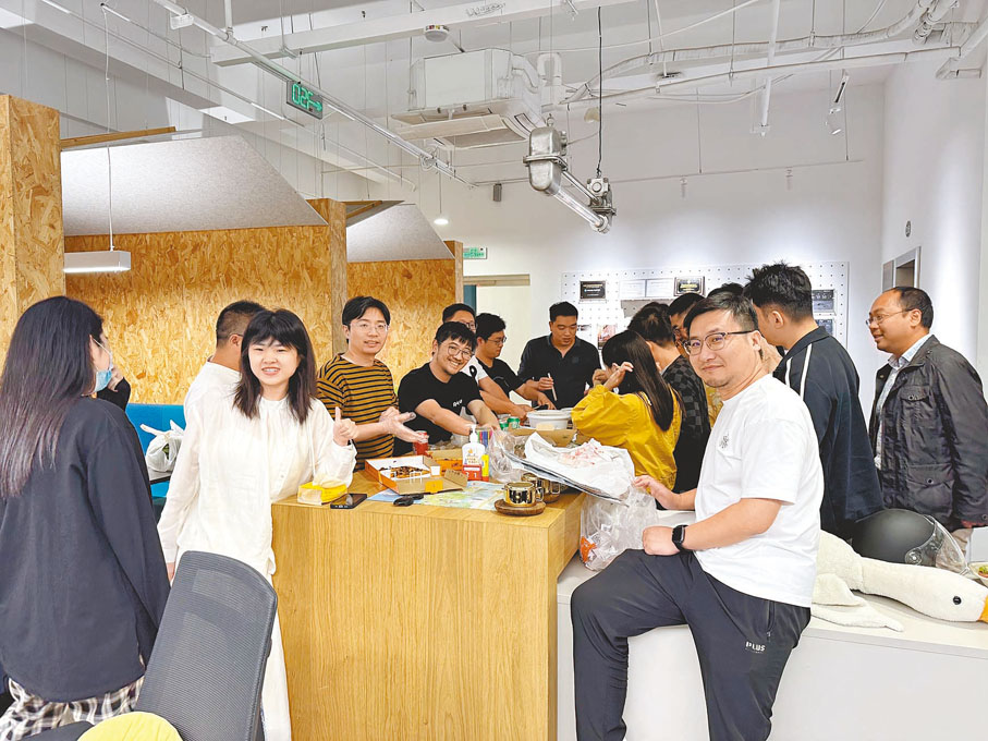 ●Rokid團隊在公司用餐。香港文匯報杭州傳真