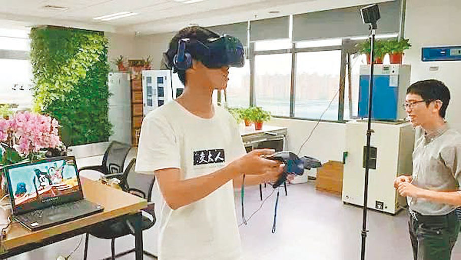 ●內地高校紛紛將人工智能引入課堂。圖為上海交大學生在上課中。 網上圖片
