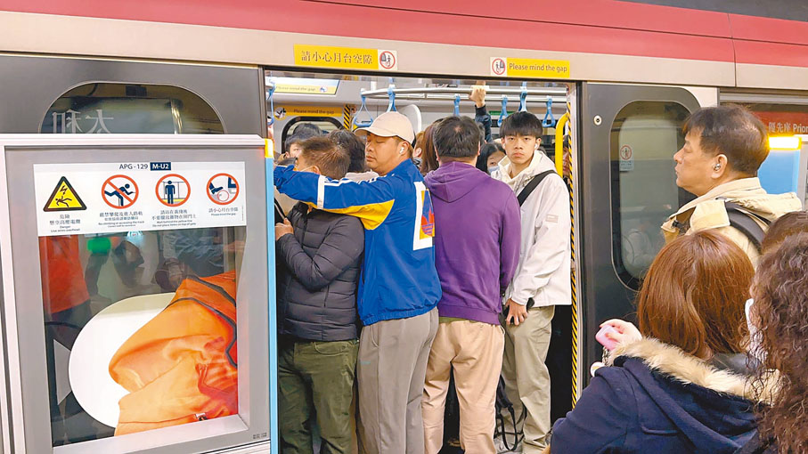 ●太和站每當有列車埋站時乘客也爭相上車。