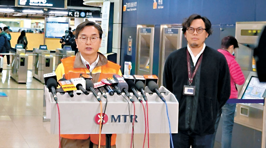 ●港鐵公司車務工程維修總管李劍雄(左)及港鐵公司過境鐵路總管王家明(右)講述事故詳情。