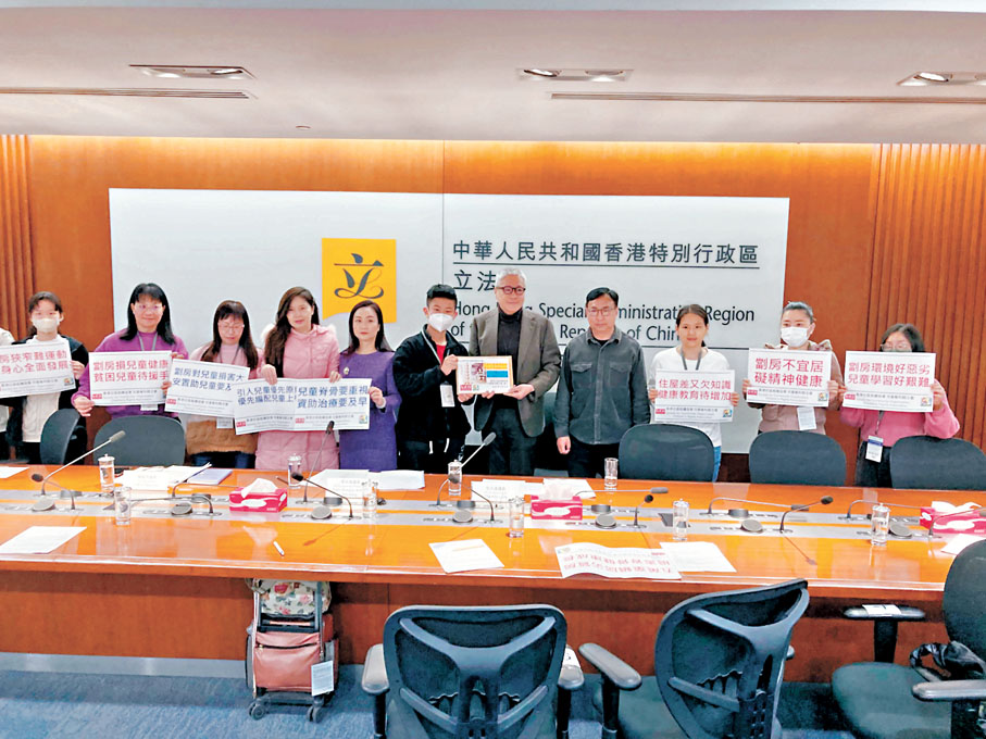 ●社協的調查發現九成蝸居的幼童都有脊骨健康不同程度問題,支援服務亟待改善。當中有13人更懷疑患有脊柱側彎,均需轉介至專科詳細檢查。 社協供圖