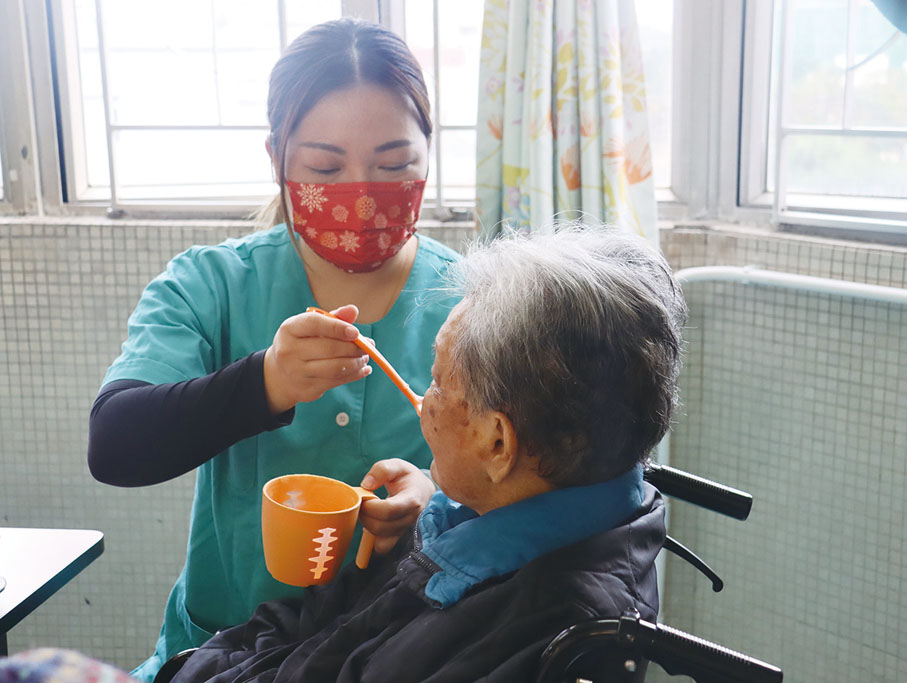 ●輸入護理員甄喜意耐心協助長者進食。