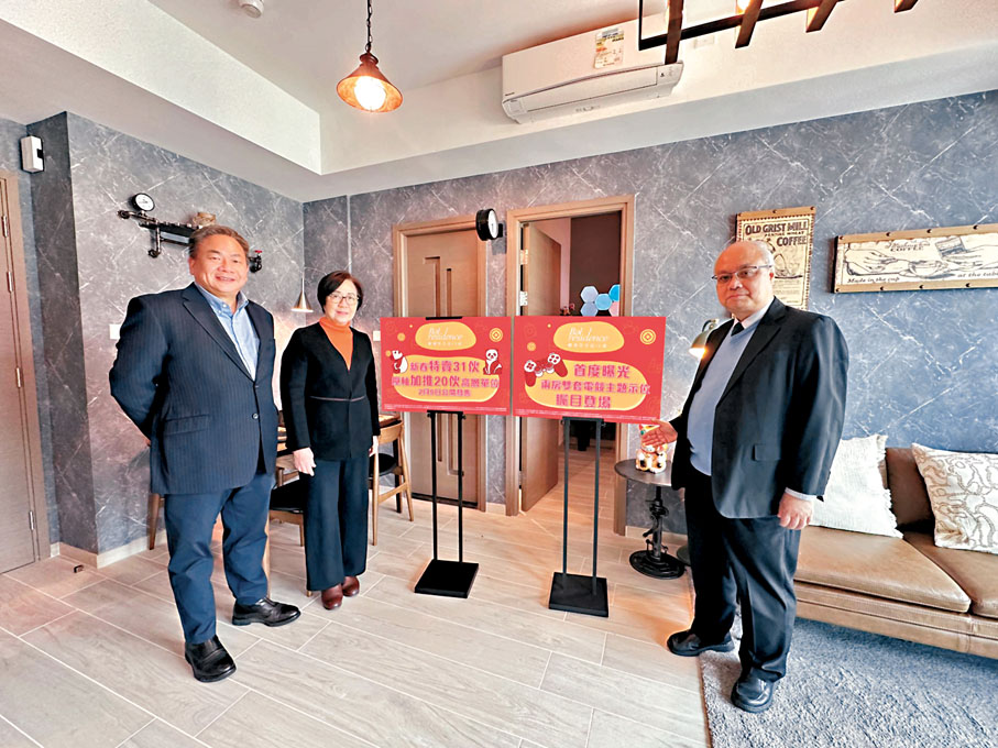 ●麗新發展陳少華(右)介紹觀塘Bal Residence最新的銷售計劃。
