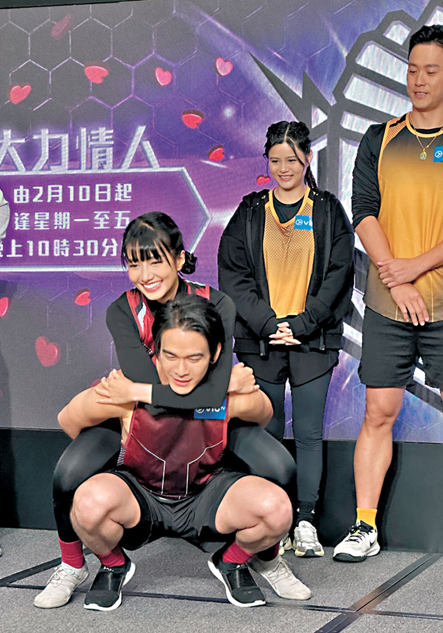●龐景峰背着女友劉溫馨玩深蹲。