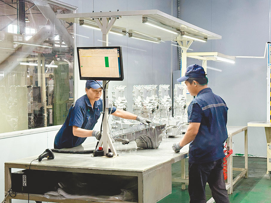 ●廣東積極推動傳統產業轉型升級。圖為工人在一家企業的智能生產車間作業。資料圖片