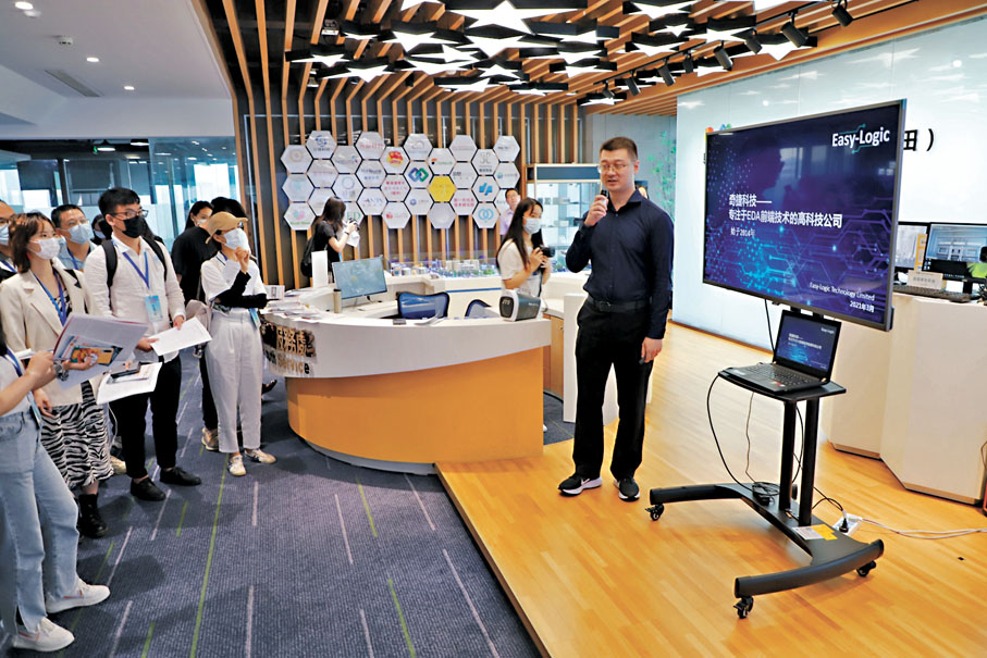 ●在歐美企業長期壟斷的EDA行業，尋找算法與市場需求的結合點，對於中國團隊是挑戰也是機遇。圖為奇捷科技CEO魏星（右一）向業界介紹技術和產品。香港文匯報廣州傳真