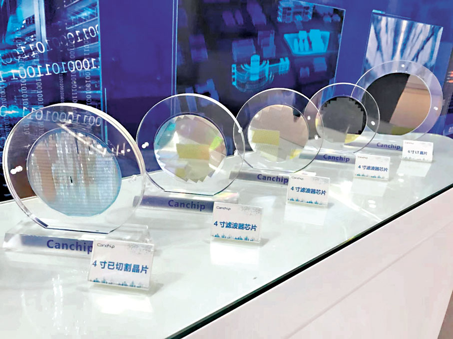 ●EDA被稱為「芯片之母」，是芯片設計關鍵的上游環節。圖為不同應用的芯片。香港文匯報記者敖敏輝 攝