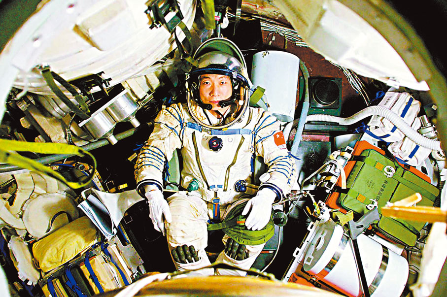 ●圖為楊利偉在神舟五號飛船返回艙中。 資料圖片