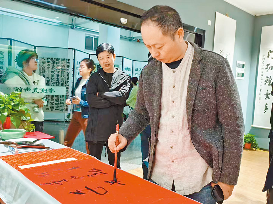 ●李明去年在陝西舉辦的「問道石門」全國書法作品展系列活動中現場創作。