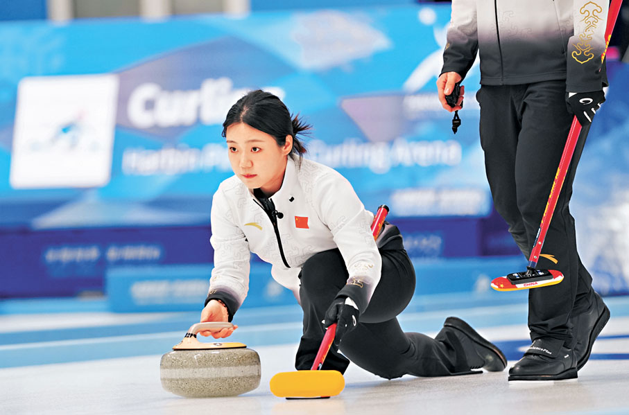 ●韓雨在比賽中擲壺。  新華社