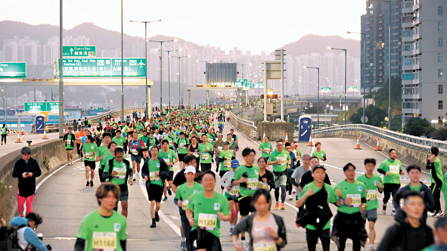●渣馬十公里開跑，天色漸光亮，跑手在和暖的日照下於東區走廊享受賽事。香港文匯報記者黃艾力 攝