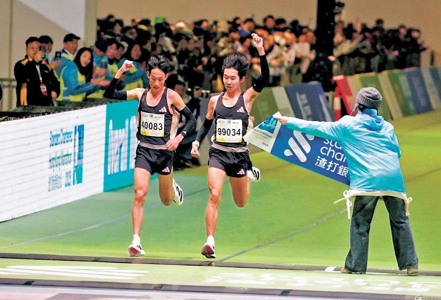 ●渣馬10公里賽,徐國歌(左)緊跟劉艾岩衝線。他的「40083」號碼布屬於藍捷懷(藍則用徐的「40086」號碼布跑出第六名)。徐與藍雙雙被取消資格。 香港文匯報記者葉詩敏 攝