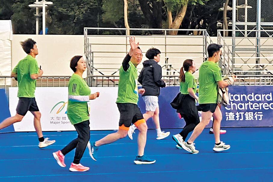●林定國(左三)昨日參與10公里賽事。 林定國Fb圖片