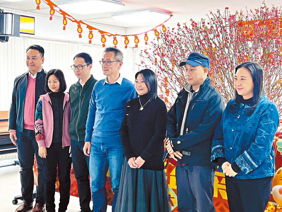 ●多個公務員文職及紀律部隊團體昨日表示,會支持政府的財政考慮,並明言會接受凍薪做法。香港文匯報記者康敬 攝