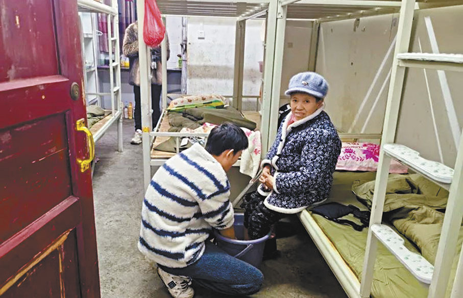●受災群眾張朝秋在安置點為母親洗腳。 香港文匯報四川傳真