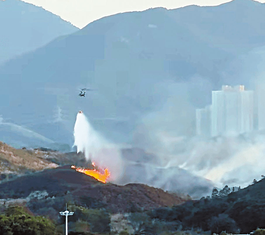 ●深圳蓮塘一帶有居民拍攝到直升機在竹園村山頭向山火投擲水彈情況。 小紅書圖片