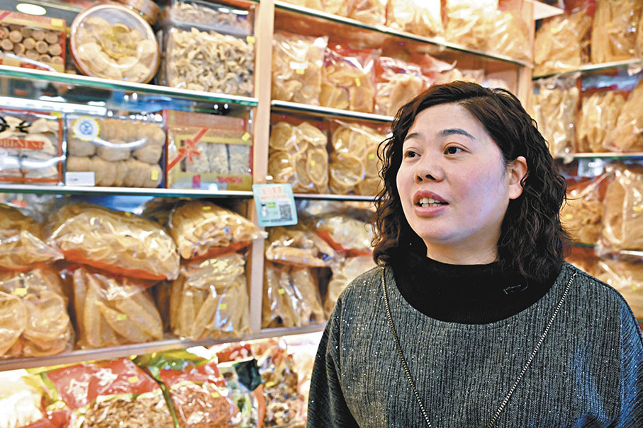 ●李美容表示,其參茸海味店去年參加數碼轉型支援先導計劃後,生意增約一成。