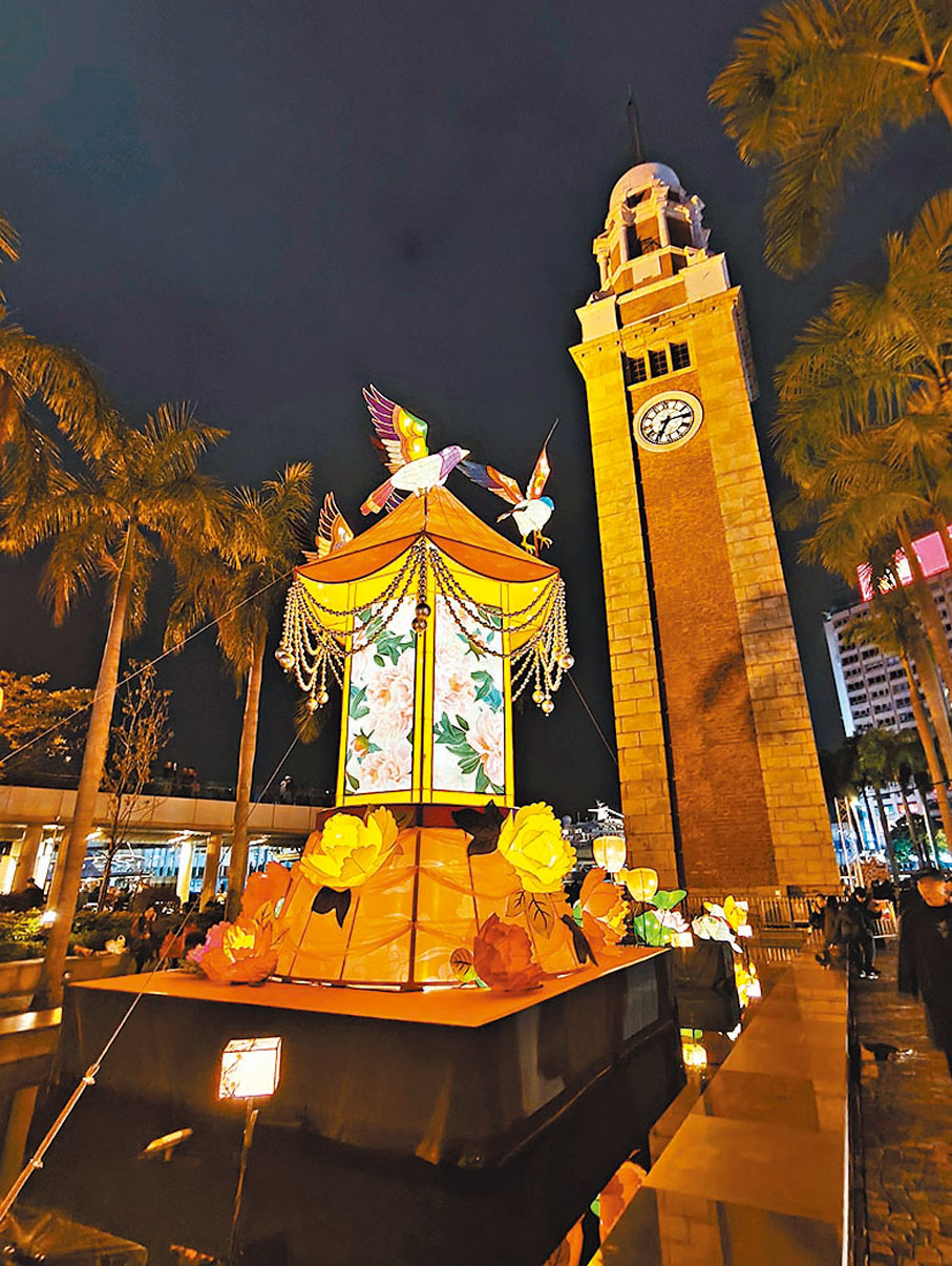 ●六米高大型宮燈,綴以牡丹和喜鵲。