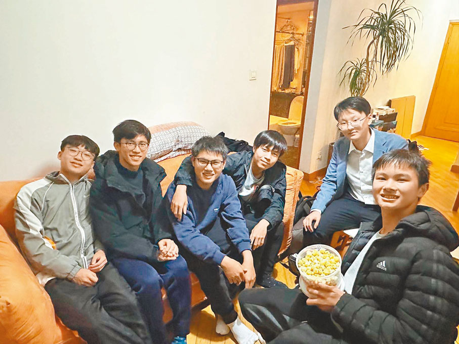 ●學生們到作者家中拜年實踐傳統文化禮儀。 作者供圖