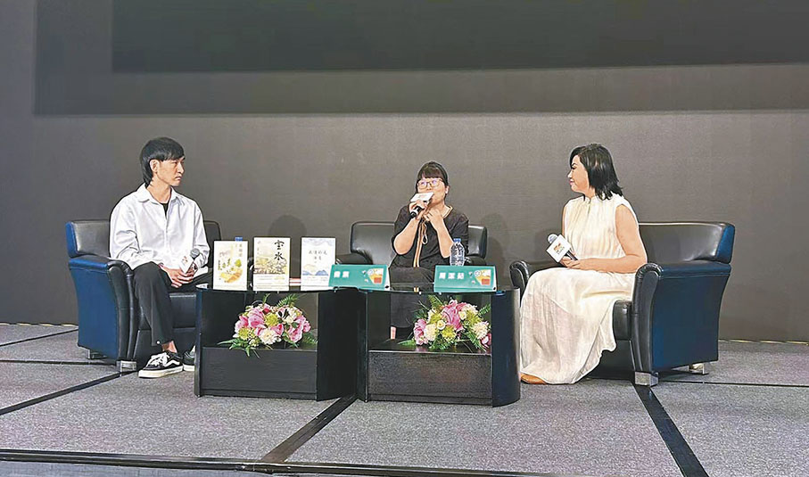 ●喬葉(中)去年曾造訪香港書展。 記者胡茜 攝