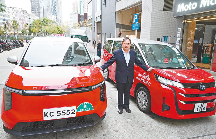 ●伍海山表示，車隊中約一半的士為MIFA7（左）和輪椅的士（右）。 香港文匯報記者曾興威  攝
