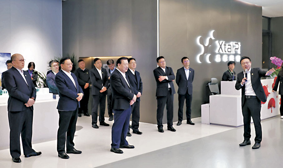 ●夏寶龍走訪深圳晶泰科技有限公司。 國務院港澳辦網站圖片