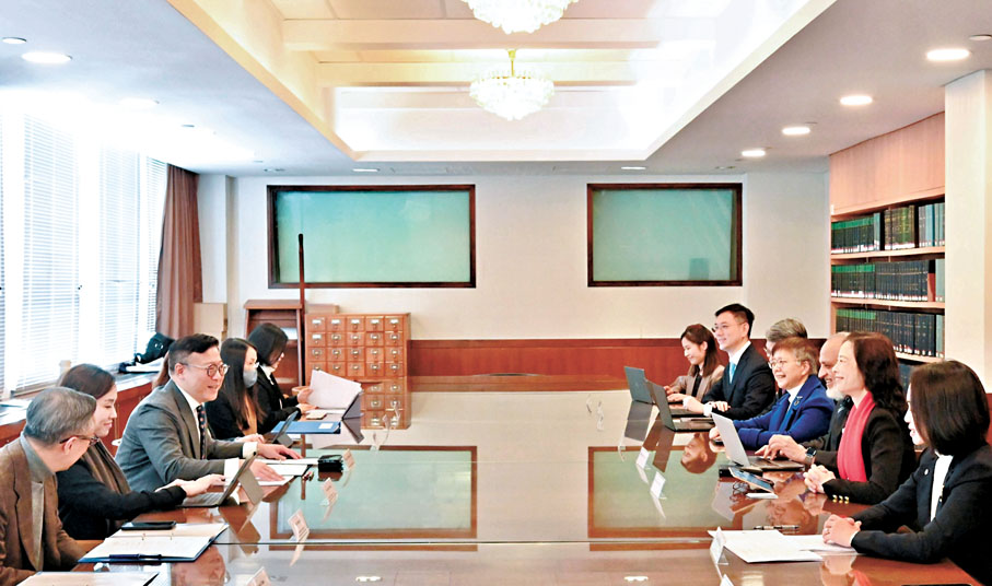 ●張國鈞（左三）與諮詢小組成員在會議上合照。