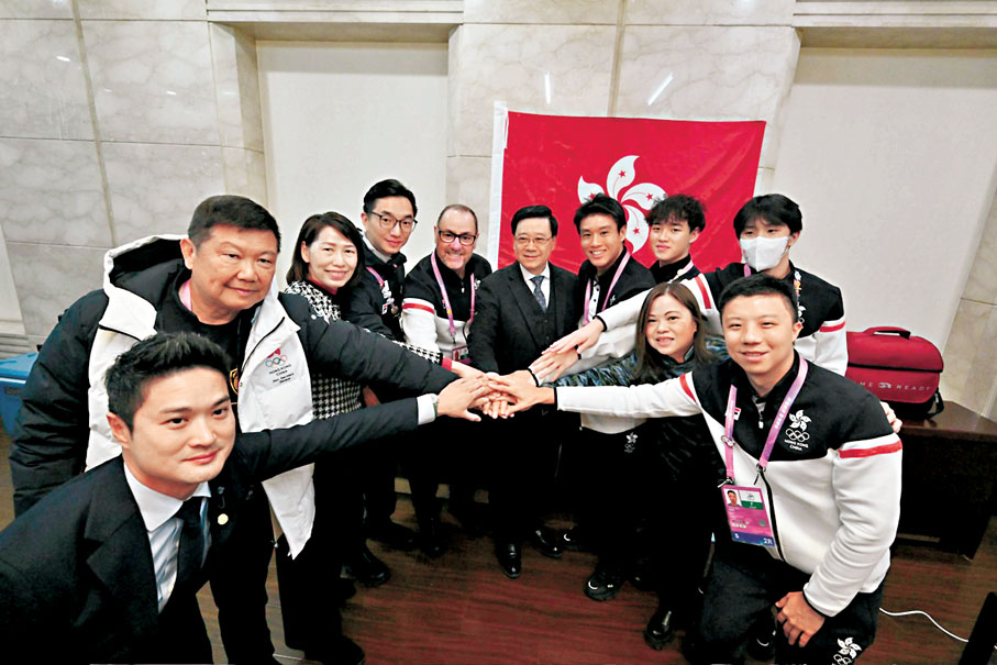 ●李家超(左六)探望受傷的香港運動員後,與中國香港代表團成員合照。