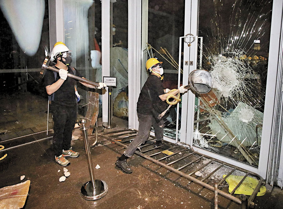 ●2019年7月1日暴徒衝擊立法會大樓後大肆破壞。 資料圖片