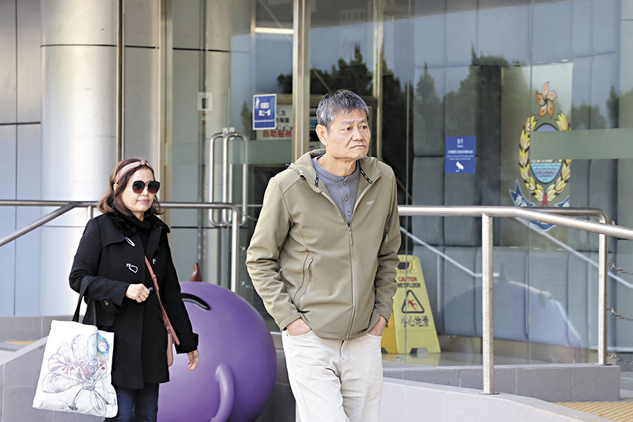 ●劉珈汶的親友昨日中午離開沙田警署。 香港文匯報 記者劉友光 攝