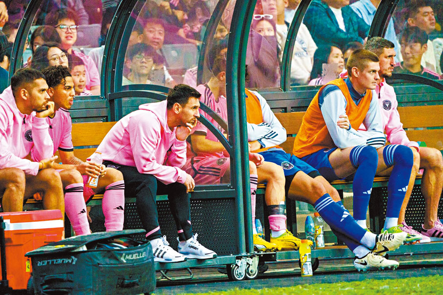 ●去年2月美職聯球隊國際邁亞密訪港踢表演賽，美斯全場於後備席「齋坐」無上陣，消委會接獲1,476宗投訴。 資料圖片